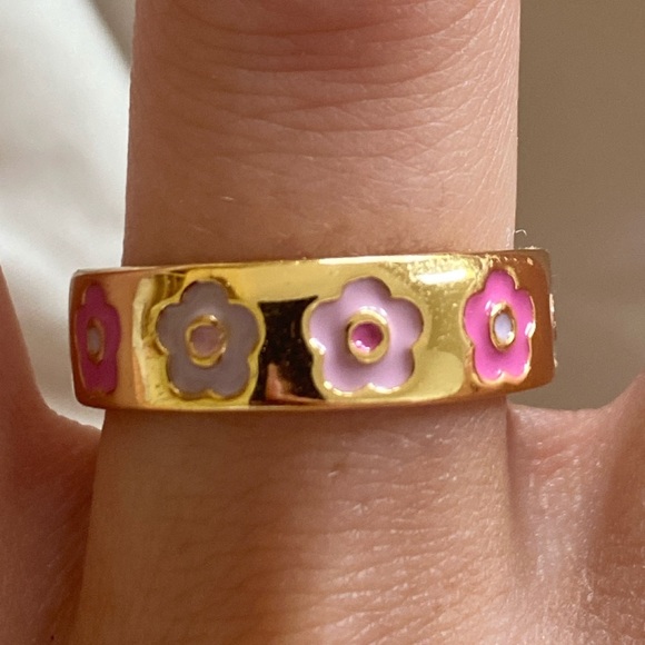 Gold ring with flower detailing, size 7. - Picture 3 of 3